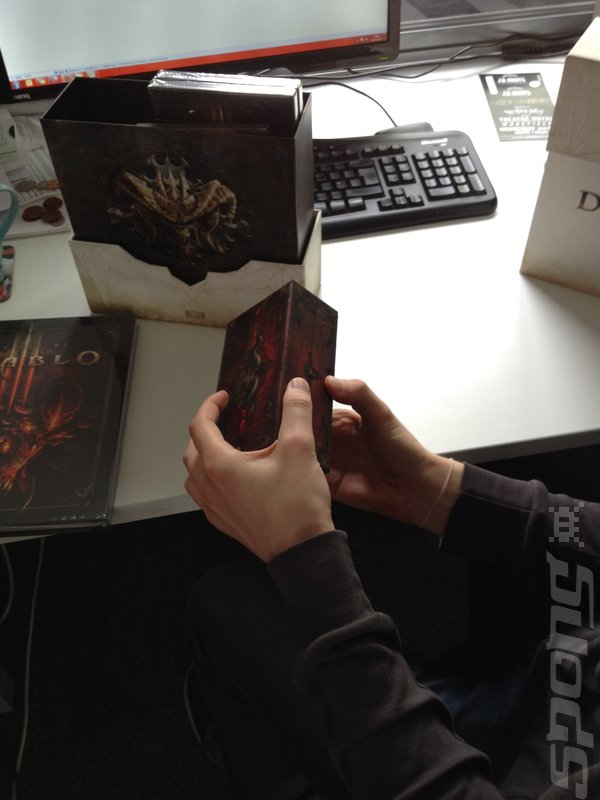 Diablo III - Awesome Unboxing and a Happy Artist News image