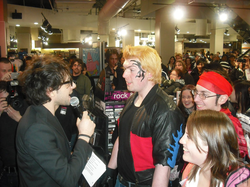 Fans Flock To Meet Final Fantasy XIII Developers News image