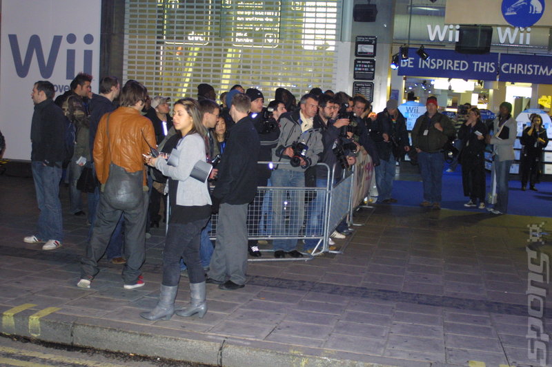 Wii Launch: Media Scrum on Oxford Street News image